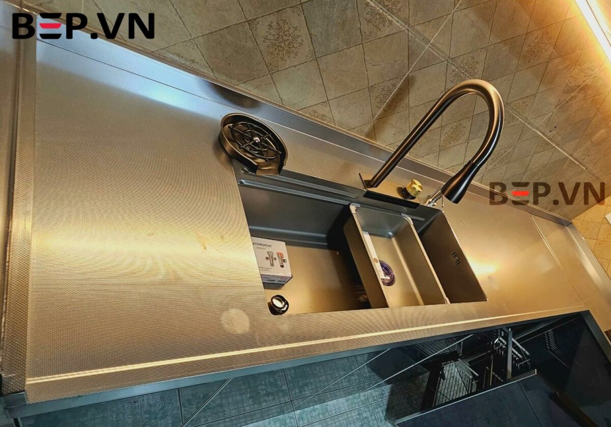 Tủ bếp inox cánh kính nhập khẩu nhà chú Hải - Hình ảnh 2