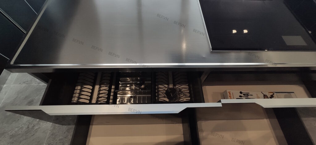 Tổng thể phụ kiện tủ bếp inox cánh kính