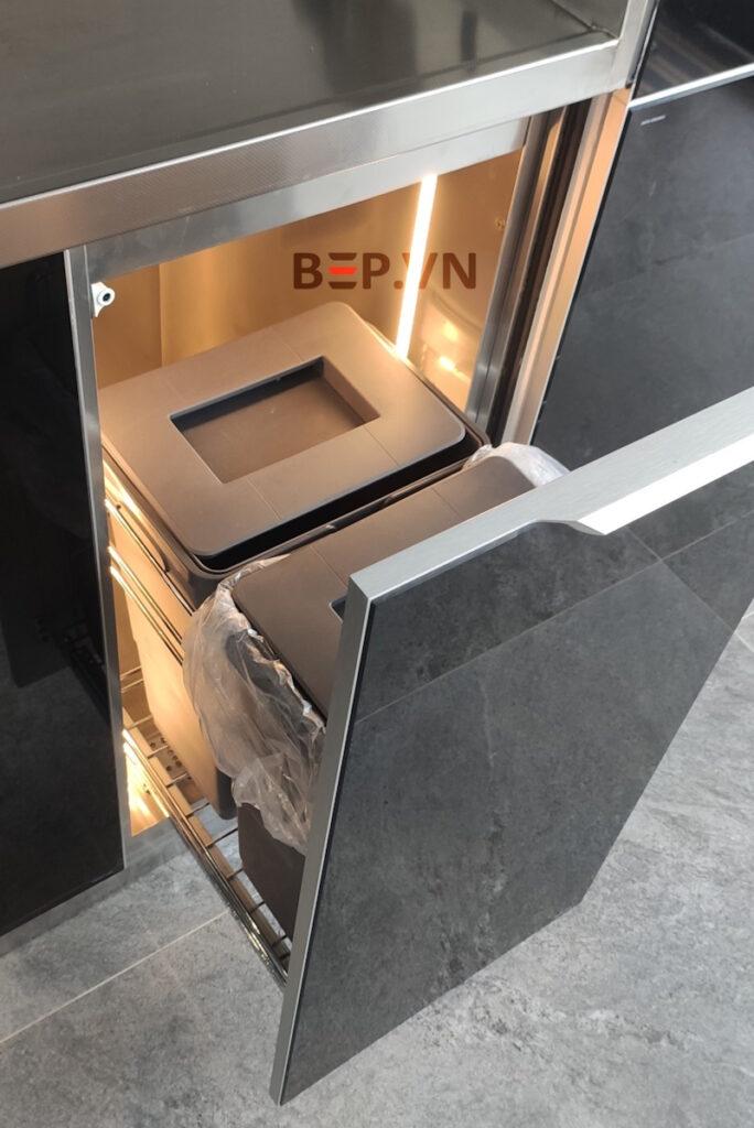 Ngăn tủ dưới với các phụ kiện cao cấp