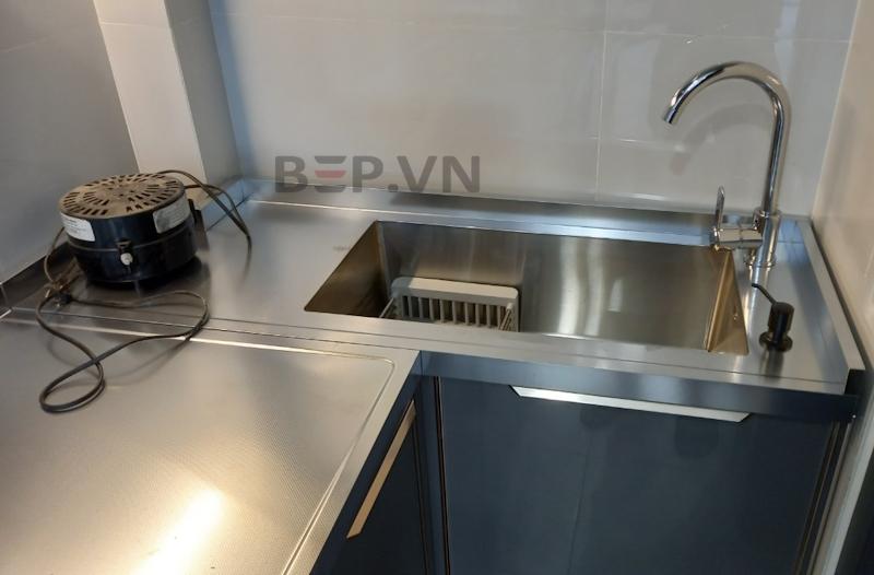 Tủ bếp inox cánh kính mini chị Huệ