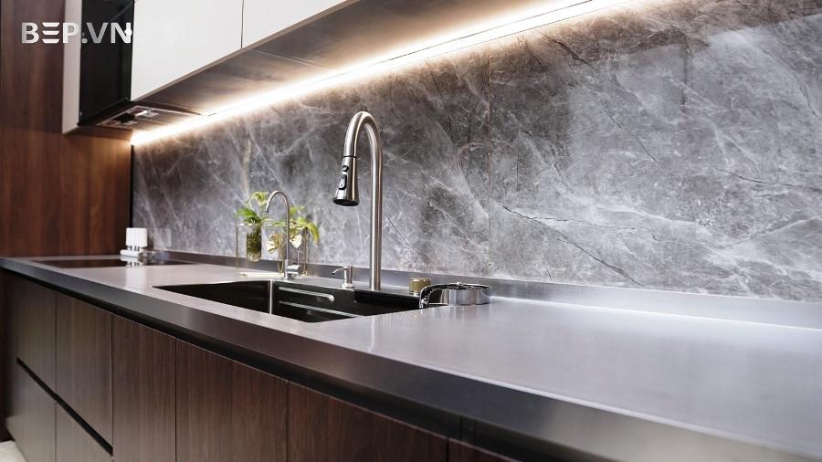 Tủ bếp inox mặt bàn inox vân gỗ