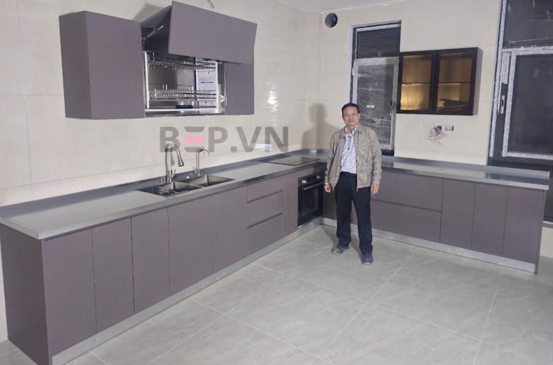 Mẫu tủ bếp inox cánh inox đơn sắc hiện đại