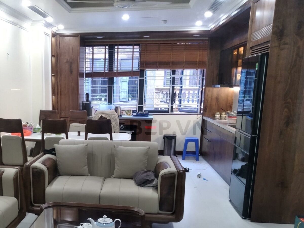Tủ bếp inox cánh gỗ óc chó tự nhiên nhà chị Ngân - Hình ảnh 3