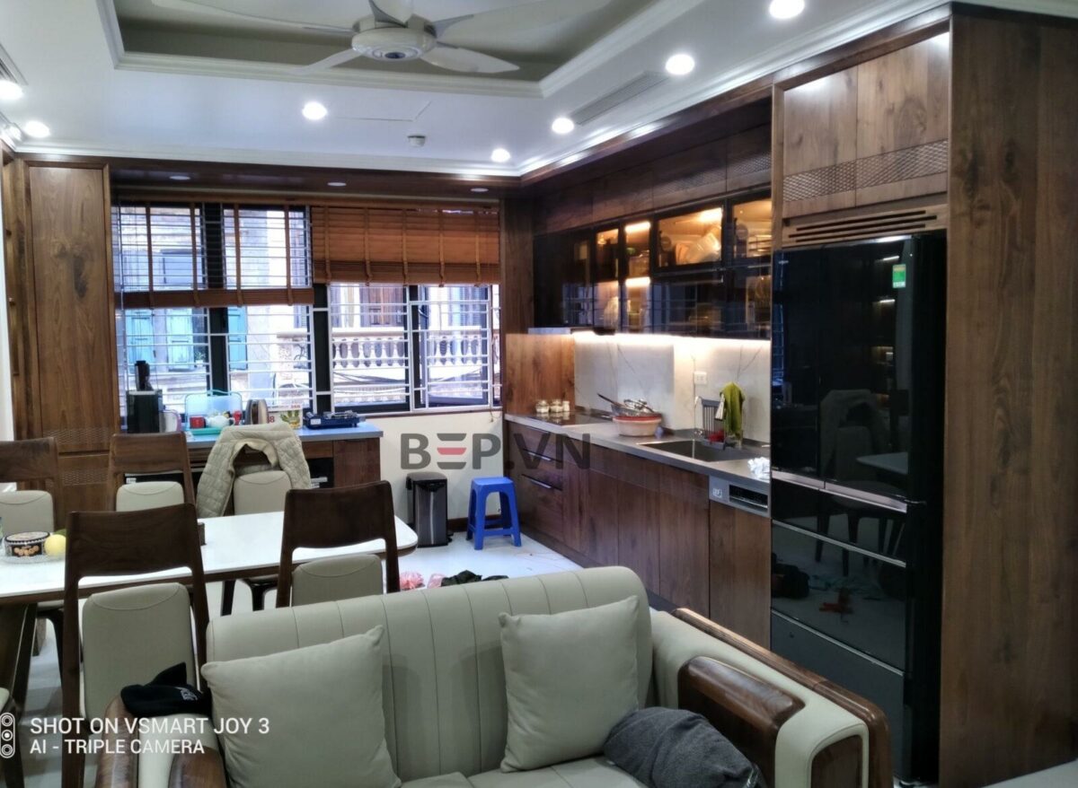 Tủ bếp inox cánh gỗ óc chó tự nhiên nhà chị Ngân - Hình ảnh 2