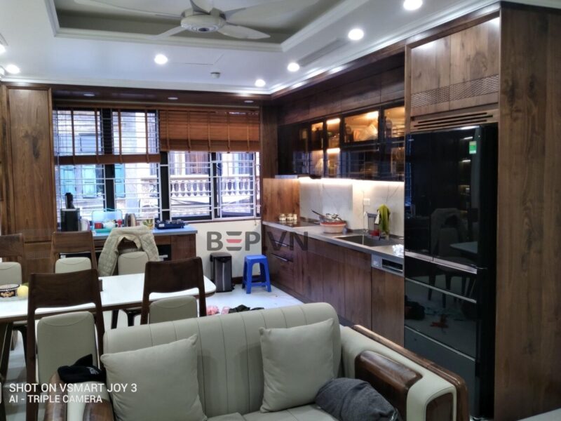 Alternative view of Tủ bếp inox cánh gỗ óc chó tự nhiên nhà chị Ngân