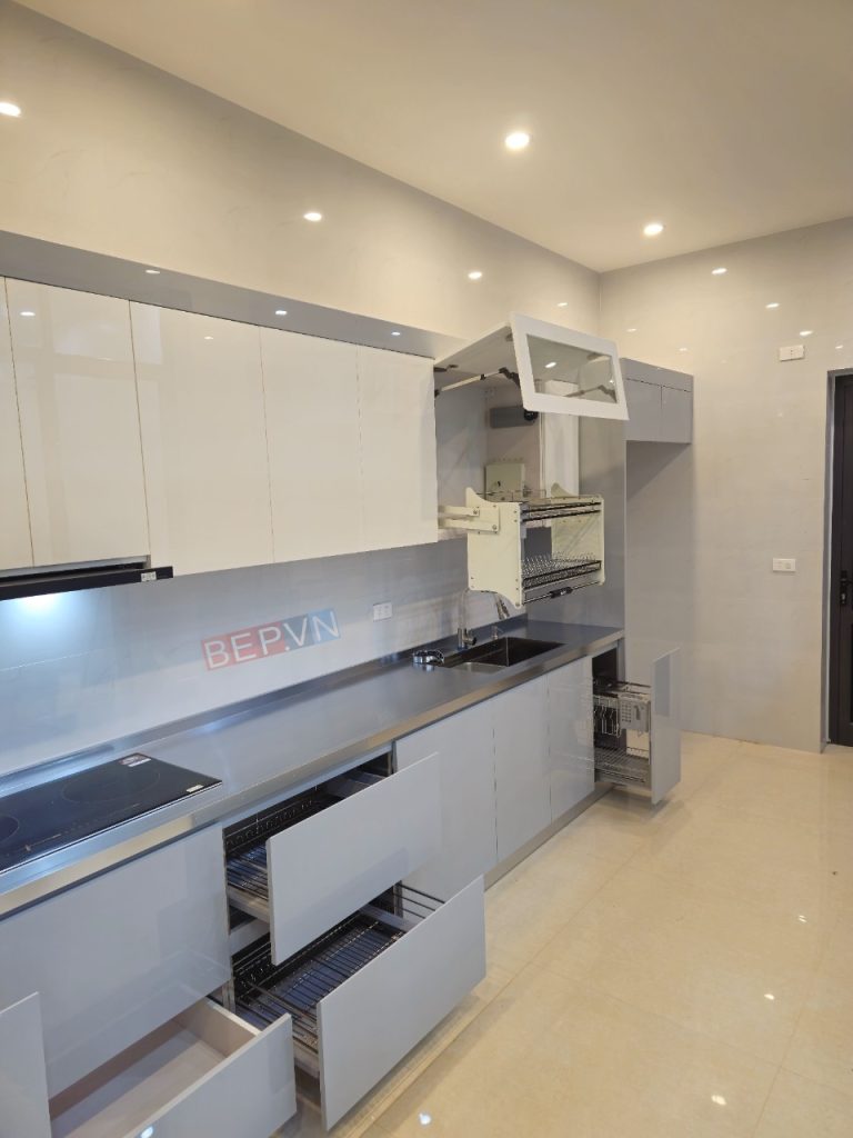 tủ bếp inox kết hợp mặt bàn inox liền chậu rửa, cánh acrylic bóng gương