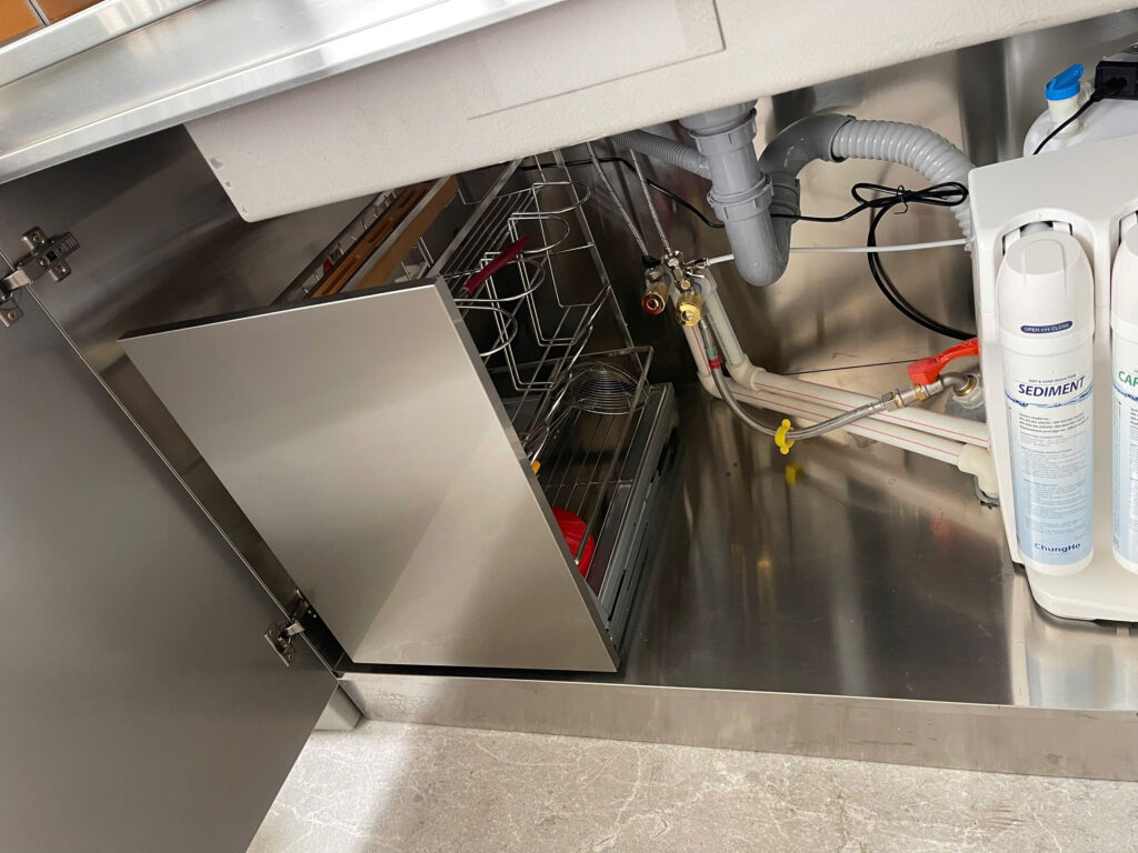 Không gian bếp sang trọng với tủ bếp inox cánh kính